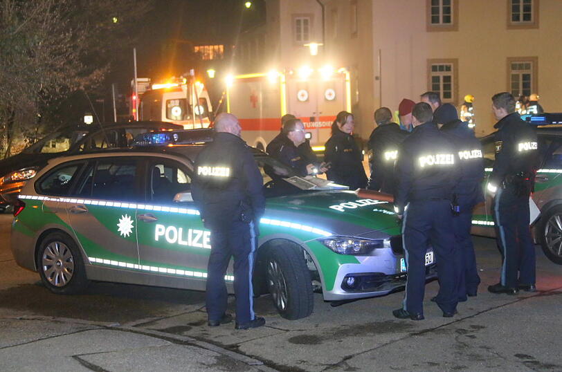 Beamte suchen nach den flüchtigen Tätern - Sanitäter versorgen die Verletzten. In Mühldorf am Inn haben sich am Freitag dramatische Szenen abgespielt.