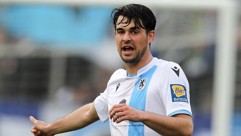 Abwehrspieler des TSV 1860: Aaron Berzel. Abwehrspieler des TSV 1860: Aaron Berzel.