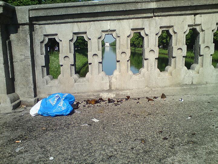 Kein schöner Anblick: Die Gerner Brücke nach einer der üblichen Partys.
