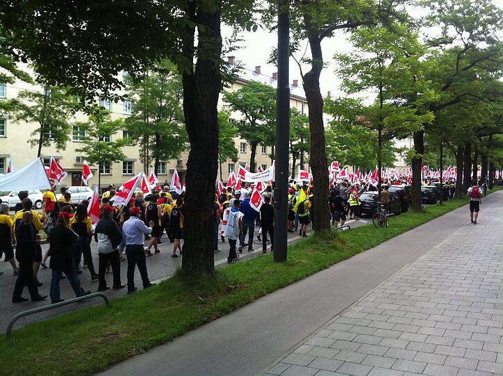 Gesperrte Arnulfstraße: Zur Demo sind mehr gekommen als erwartet.