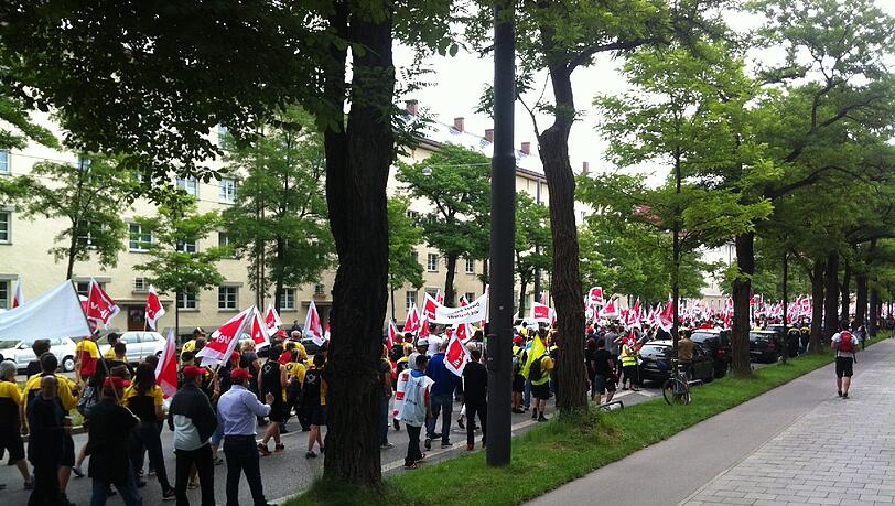 Gesperrte Arnulfstraße: Zur Demo sind mehr gekommen als erwartet. Gesperrte Arnulfstraße: Zur Demo sind mehr gekommen als erwartet.