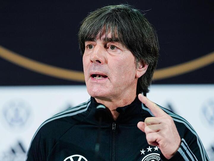 Joachim Löw (r) bereitet das DFB-Team auf das Spiel gegen Nordirland vor.
