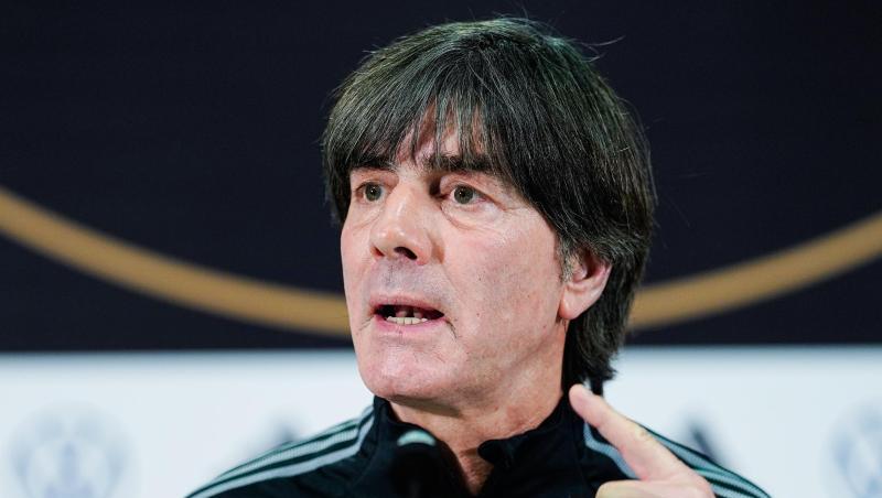 Joachim Löw (r) bereitet das DFB-Team auf das Spiel gegen Nordirland vor. Joachim Löw (r) bereitet das DFB-Team auf das Spiel gegen Nordirland vor.