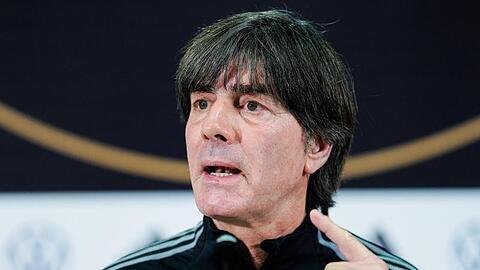 Joachim Löw (r) bereitet das DFB-Team auf das Spiel gegen Nordirland vor.