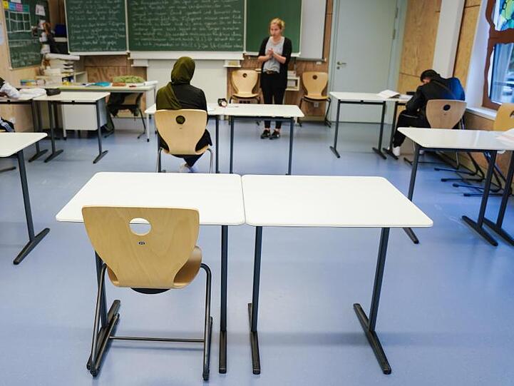 Schüler sitzen während einer Unterrichtsstunde in einem Klassenzimmer. Foto: Uwe Anspach/dpa/Symbolbild