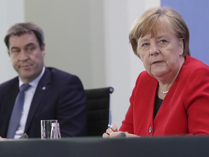 Bundeskanzlerin Angela Merkel (CDU) und Markus Söder (CSU), Ministerpräsident von Bayern, sprechen während einer gemeinsamen Pressekonferenz.
