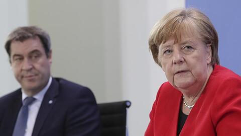Bundeskanzlerin Angela Merkel (CDU) und Markus Söder (CSU), Ministerpräsident von Bayern, sprechen während einer gemeinsamen Pressekonferenz.