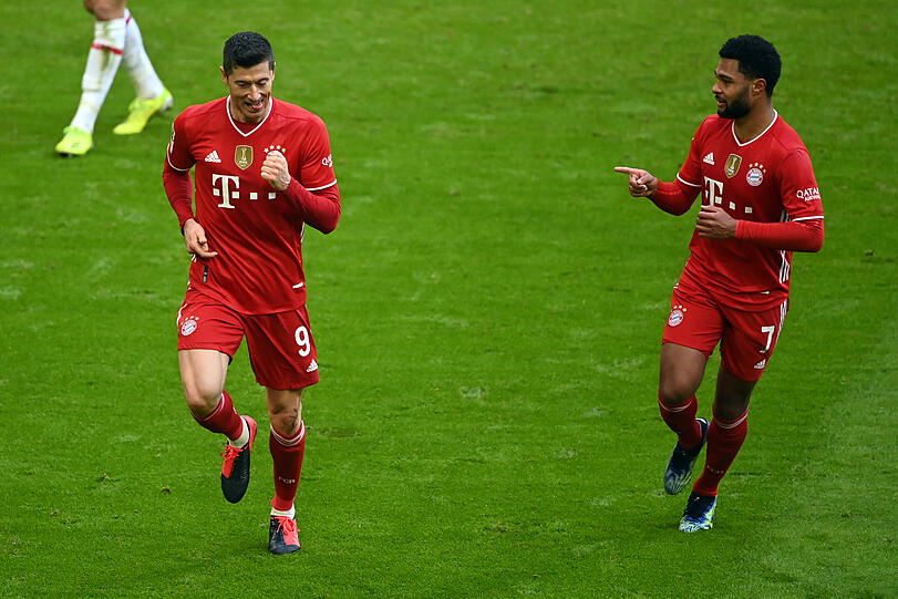 33. Saisontor: Die Bayern sind gegen den VfB Stuttgart 80 Minuten in Unterzahl, machen aber trotzdem vier Tore und gewinnen. Historisch. Lewandowski macht das 1:0. Die Vorarbeit kommt von Gnabry.