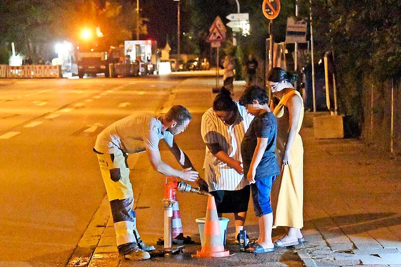 Anwohner konnten sich aus Hydranten mit Wasser versorgen.