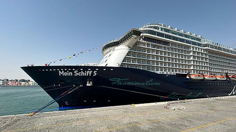 Das Kreuzfahrtschiff "Mein Schiff 5" konnte die Stra&szlig;e von Hormus passieren