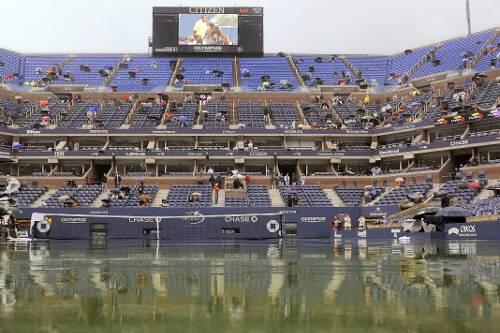 Regenchaos in Flushing Meadows: Der Centre Court steht unter Wasser.