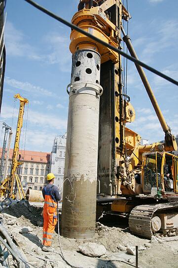 Tief graben sich die Bohrer ins Erdreich: Mit Betonsäulen wird der Boden tragfähiger gemacht.
