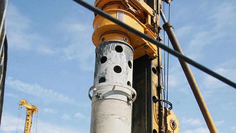 Tief graben sich die Bohrer ins Erdreich: Mit Betonsäulen wird der Boden tragfähiger gemacht. Tief graben sich die Bohrer ins Erdreich: Mit Betonsäulen wird der Boden tragfähiger gemacht.