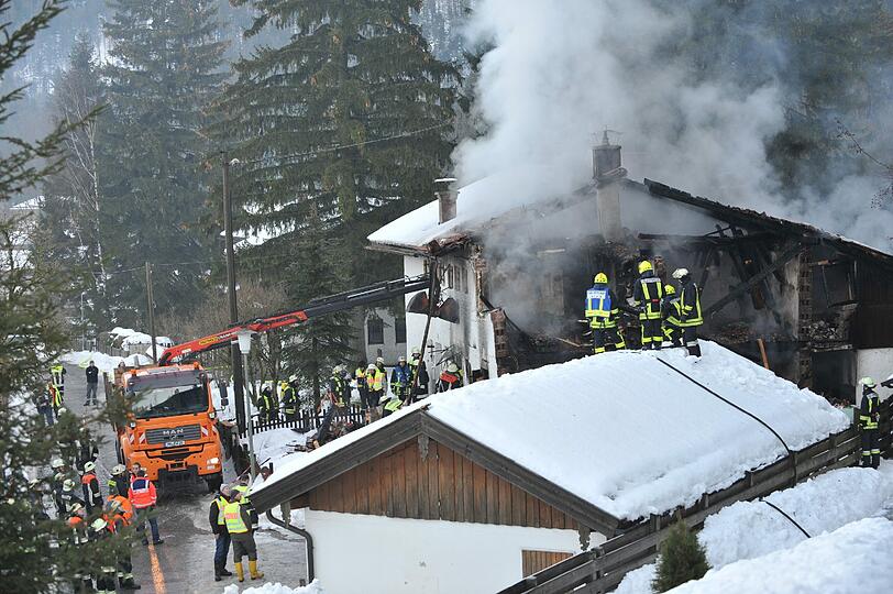 Eine Explosion hat am Donnerstag eine Doppelhaushälfte in Schliersee zerstört. Eine 35 Jahre alte Bewohnerin habe die Explosion telefonisch angekündigt, erklärte die Polizei. Die Bilder vom ausgebrannten Haus!