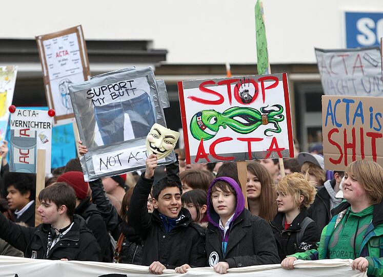 Affige Kostüme, witzige Plakate und viele Masken: Die Bilder von der Anti-ACTA-Demo in München