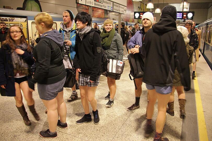 So macht U-Bahn fahren Spaß. Die Bilder vom Unterhosen-Flashmob in München.