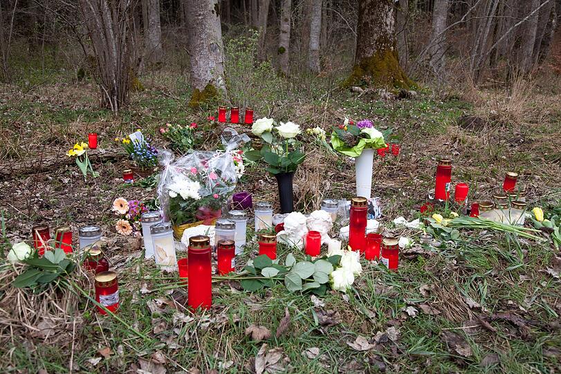 Freunde haben Kerzen und Blumen an die Unfallstelle gebracht.
