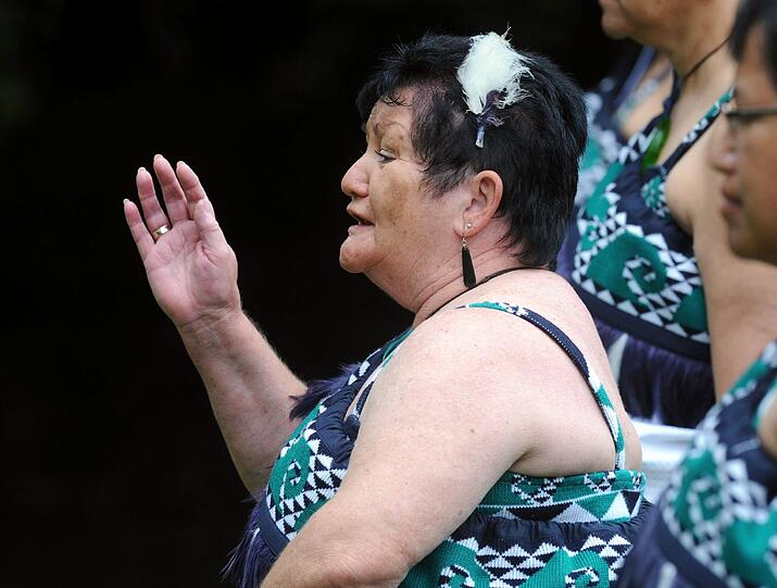 Mit einer Maori-Willkommenszeremonie wird Bundeskanzlerin Angela Merkel in Auckland begrüßt.