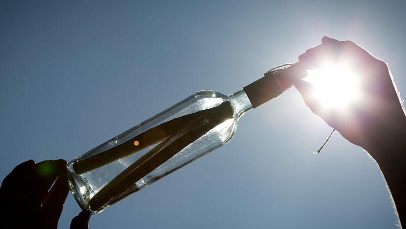 Als Achtjährige hat eine Neuseeländerin eine Flaschenpost losgeschickt. Nach 21 Jahren kam die Antwort. Foto: Friso Gentsch/Symbolbild Als Achtjährige hat eine Neuseeländerin eine Flaschenpost losgeschickt. Nach 21 Jahren kam die Antwort. Foto: Friso Gentsch/Symbolbild