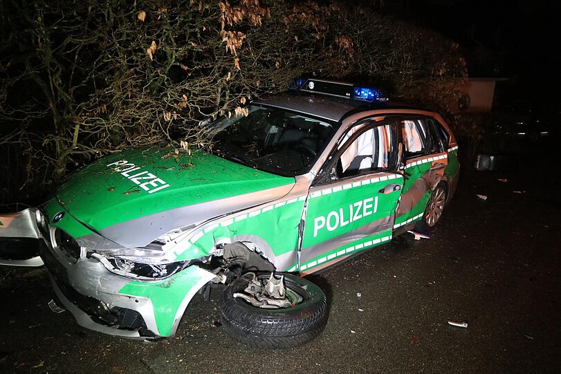 Am Dienstagabend startete ein 26-Tonner eine Amokfahrt und hinterließ eine Spur der Verwüstung. Die Hintergründe sind noch unklar.