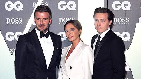 David Beckham (l.) mit seiner Frau Victoria und Sohn Brooklyn bei den "GQ Men Of The Year Awards"