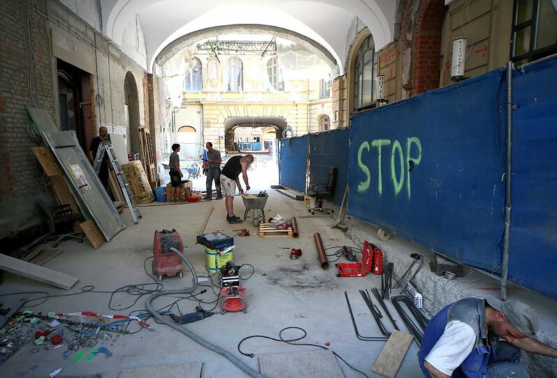 &bdquo;Stop&ldquo; ist hier nicht die Devise &ndash; im Gegenteil: Die Arbeiter werkeln, was das Zeug hält.