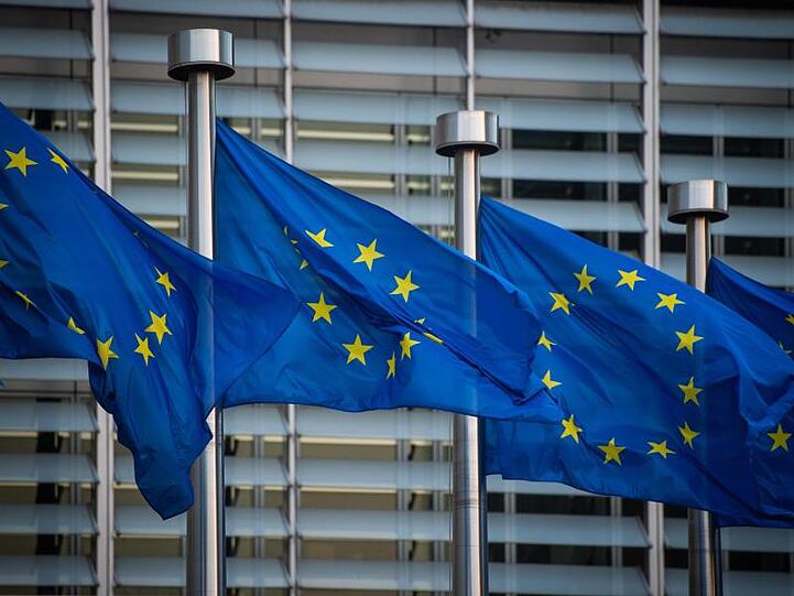 Flaggen der Europäischen Union vor dem Berlaymont-Gebäude der Europäischen Kommission in Brüssel.