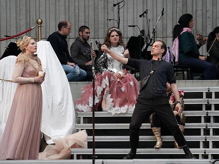 "Das Rheingold" hat auf dem Parkdeck der Deutschen Oper Berlin stattgefunden.
