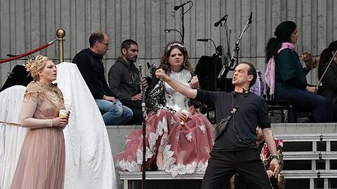 "Das Rheingold" hat auf dem Parkdeck der Deutschen Oper Berlin stattgefunden.