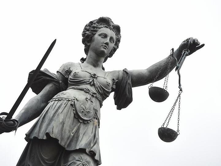 Eine Bronzeplastik der römischen Göttin der Gerechtigkeit, Justitia. Foto: picture alliance/dpa/Symbolbild