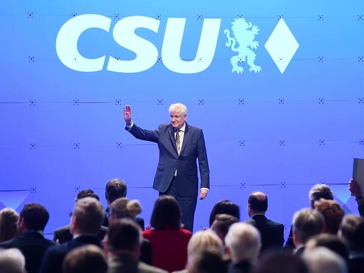 Der bisherige Parteivorsitzende Horst Seehofer winkt beim CSU-Sonderparteitag auf der Bühne. Foto: Tobias Hase