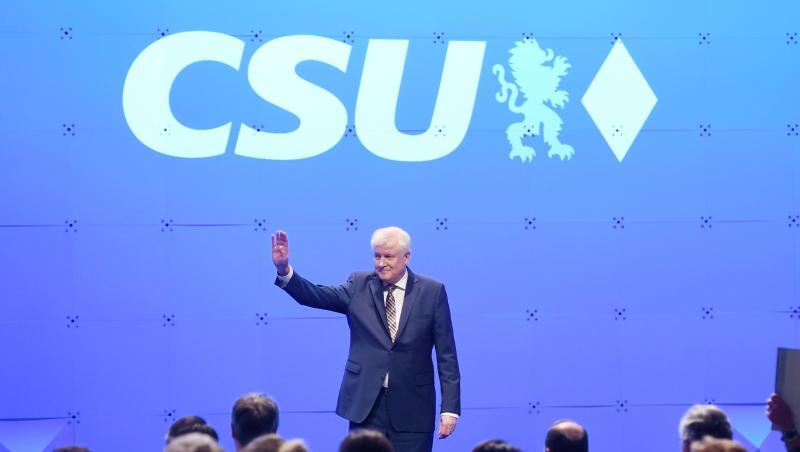Der bisherige Parteivorsitzende Horst Seehofer winkt beim CSU-Sonderparteitag auf der Bühne. Foto: Tobias Hase Der bisherige Parteivorsitzende Horst Seehofer winkt beim CSU-Sonderparteitag auf der Bühne. Foto: Tobias Hase