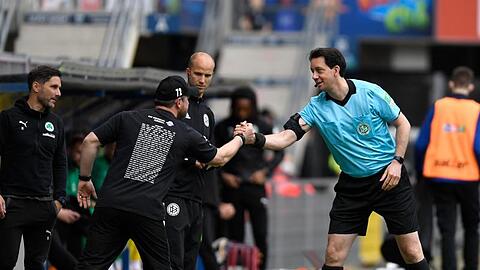 Schiedsrichter Manuel Gräfe würde gerne weiter in der Bundesliga pfeifen, doch nun ist er - zumindest offiziell - zu alt.