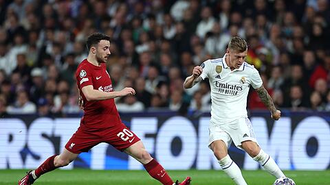 Real-Profi Toni Kroos (r) kommt zum Flanken gegen den Liverpooler Diogo Jota.