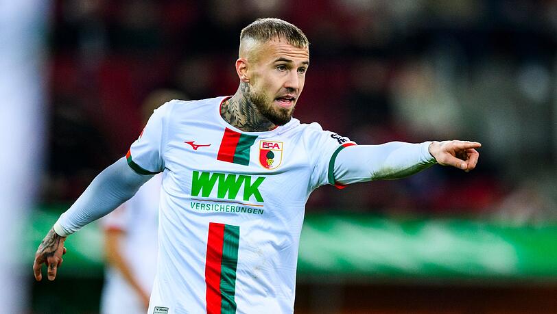 Augsburgs Niklas Dorsch gestikuliert. Der defensive Mittelfeldspieler steht vor einem Comeback.