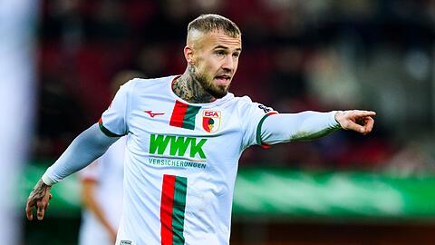 Augsburgs Niklas Dorsch gestikuliert. Der defensive Mittelfeldspieler steht vor einem Comeback.