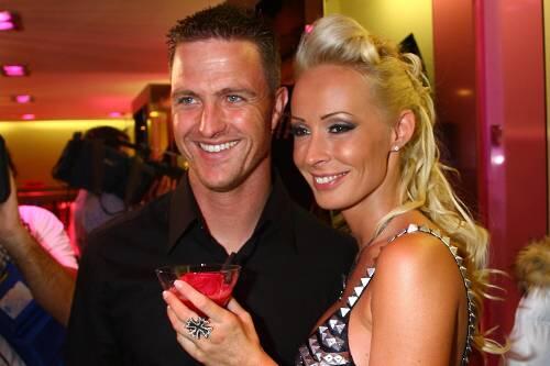 Wie romantisch: Ralf Schumacher umarmt Cora.