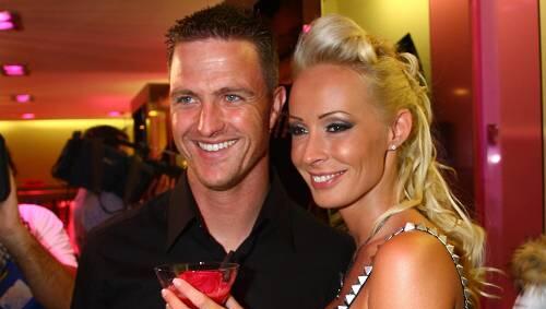 Wie romantisch: Ralf Schumacher umarmt Cora. Wie romantisch: Ralf Schumacher umarmt Cora.