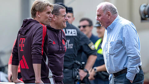 Christoph Freund, Max Eberl und Uli Hoeneß (v.l.) - eine Konstellation, die bei Ex-Bayern-Coach Felix Magath zu Kritik führt.