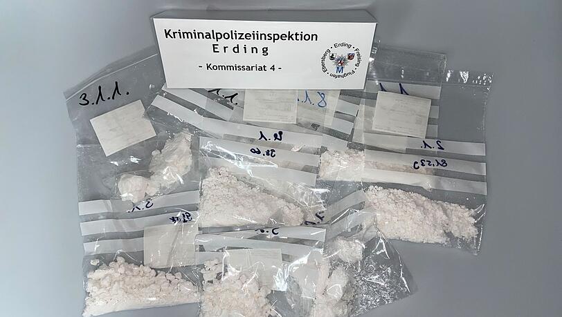 Die Polizei stellte rund 70 Gramm Kokain, &uuml;ber 700 Gramm Amphetamin, weitere Drogen und Bargeld in vierstelliger H&ouml;he sicher.