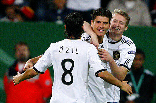 Auch in der Nationalelf meldete sich Gomez im Jahr 2011 eindrucksvoll zurück: In neun Partien netzte der Bayern-Star sieben Mal ein...