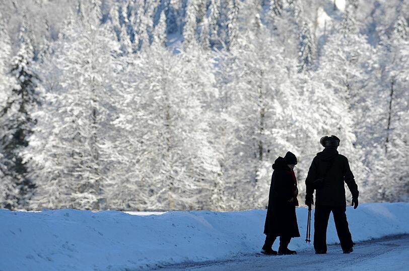 Schnee, Eis und zahlreiche Unfälle - die Bilder vom Wintereinbruch in Bayern