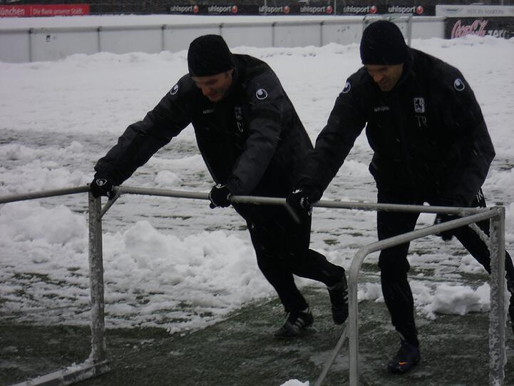 Alexander Schmidt (r.) - hier vor etwa drei Wochen - hat mich den Trainingsplätzen zu kämpfen.