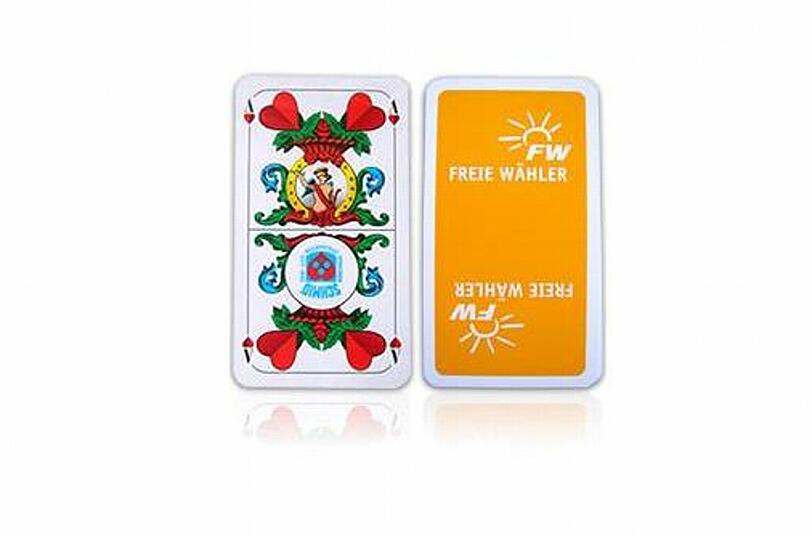 Auch Spielkarten dürfen nicht fehlen, für die Zeit zwischen den Stammtischdiskussionen.