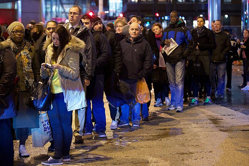 Vergitterte U-Bahnhöfe, Schlangestehen für den Bus, überfüllte Gehsteige: Weil die U-Bahn in London streikt, steht die Themse-Metropole Kopf. Die Bilder.