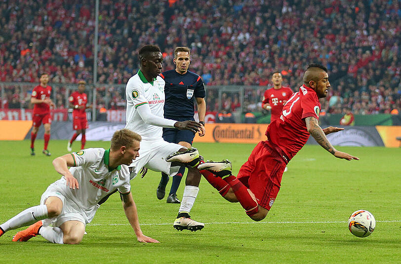 Arturo Vidal hebt hab. Schiedsrichter Tobias Stiehler hat gute Sicht auf die Szene, pfeift dennoch Elfmeter für den FC Bayern - eine "Fehlentscheidung".