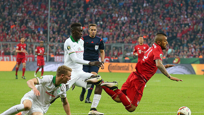 Arturo Vidal hebt hab. Schiedsrichter Tobias Stiehler hat gute Sicht auf die Szene, pfeift dennoch Elfmeter für den FC Bayern - eine "Fehlentscheidung". Arturo Vidal hebt hab. Schiedsrichter Tobias Stiehler hat gute Sicht auf die Szene, pfeift dennoch Elfmeter für den FC Bayern - eine "Fehlentscheidung".