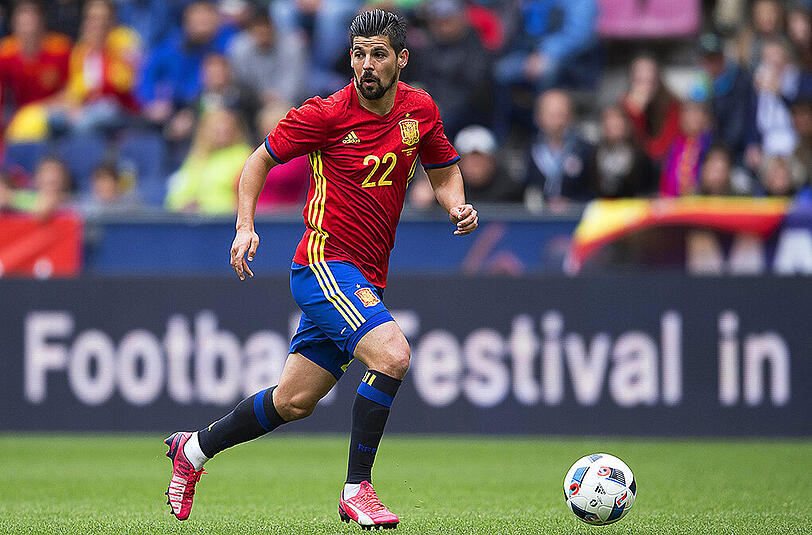 SPANIEN Nolito (29, Sturm, Celta Vigo): Ein Phänomen. Manuel Agudo Durán, so der echte Name, bringt den "Rock'n Roll zwischen die Violinen", sagt der frühere Nationalspieler Kiko Narváez. Wuchs bei seinen Großeltern auf, weil seine Mutter im Gefängnis saß. Bietet neben den "falschen Neunern" und Pass-Maschinen den Instinkt, Straßenfußball, Kampf. Ist 29 und spielt in der Provinz bei Celta Vigo. Spätstarter gegen alle Widerstände. Vier Tore in neun Länderspielen.