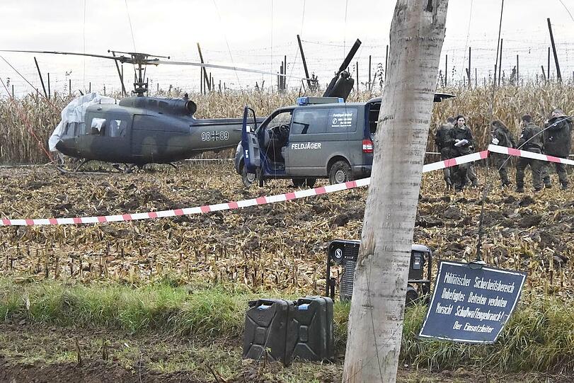 Ein Hubschrauber des Typs Bell durchflog am Dienstag eine sechsadrige Hochspannungsleitung und musste notlanden.