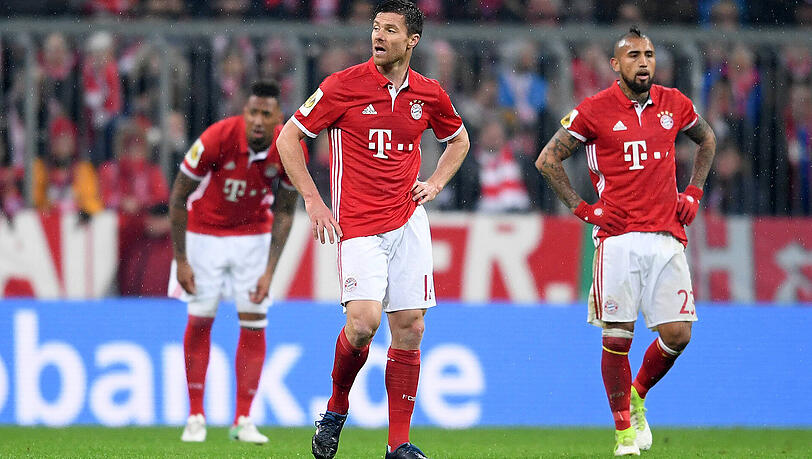 Der FC Bayern lässt jede Menge Chancen liegen und verliert das Halbfinale gegen den BVB. Der FC Bayern lässt jede Menge Chancen liegen und verliert das Halbfinale gegen den BVB.